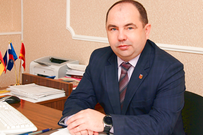 Решившего навести порядок российского чиновника переехали машиной и избили