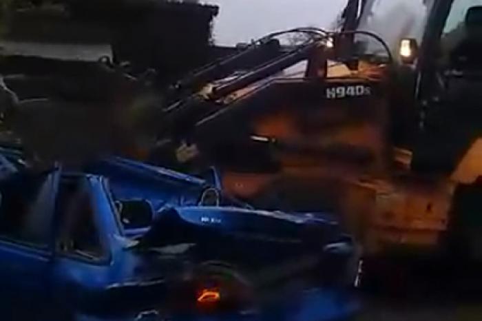 Россиянин напился, угнал трактор, раздавил машину знакомого и попал на видео