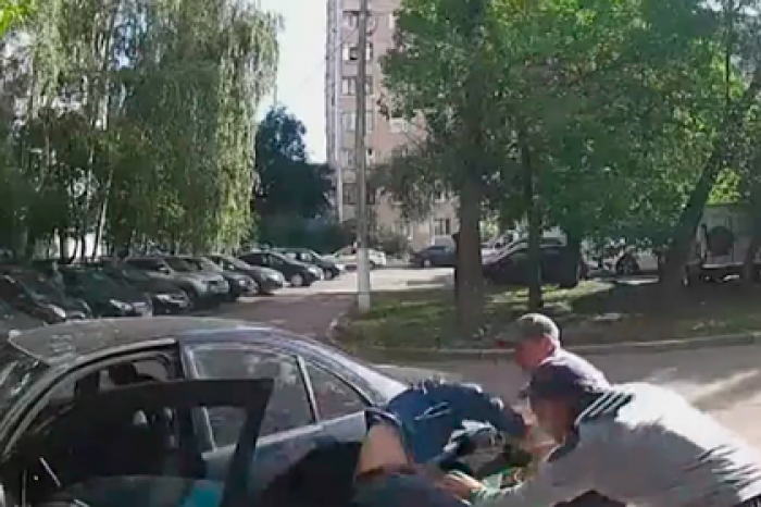 Россиянин угнал машину, задавил хозяина, подрался с полицией и попал на видео
