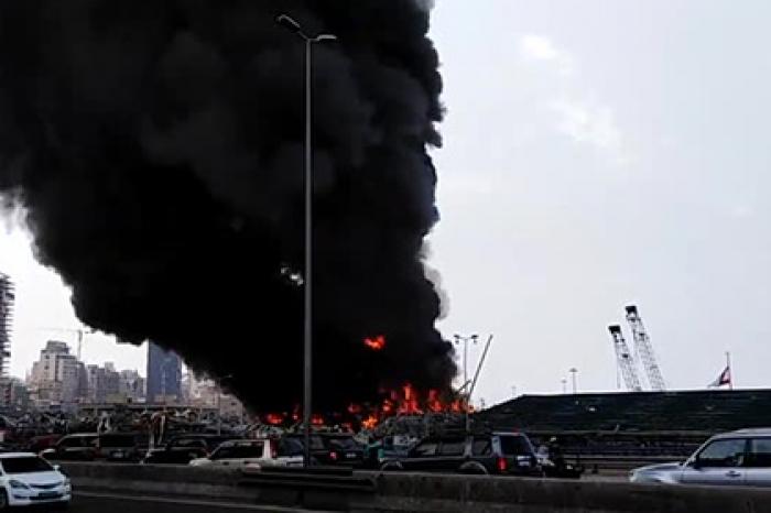 Рядом с местом взрыва в Бейруте начался пожар