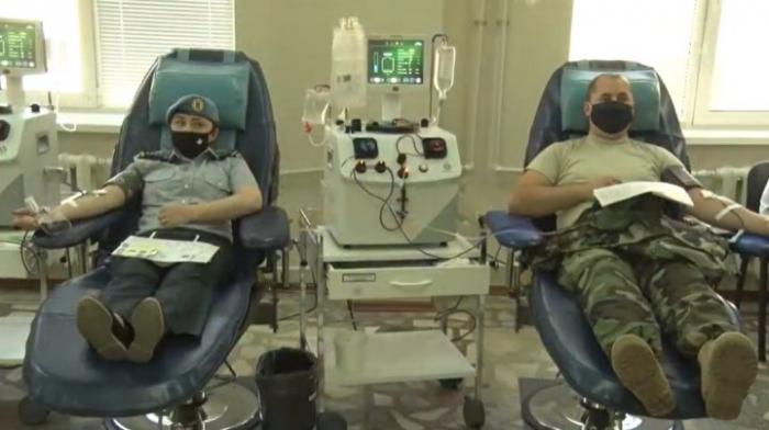 С пользой отметили праздник: группа военнослужащих в День Национальной армии сдала кровь на нужды здравоохранения