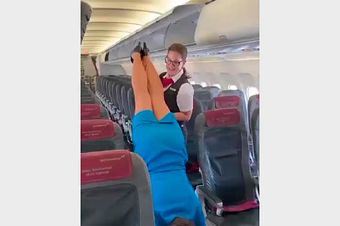 Стюардесса помогла коллеге встать на руки посреди салона и попала на видео