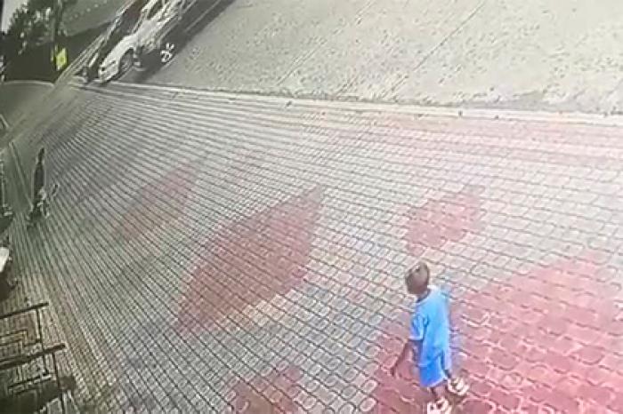 Таскавшая ребенка по дороге россиянка попала на видео и заинтересовала полицию