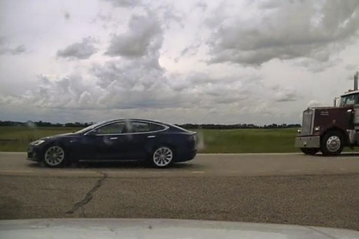 Tesla со спящим водителем попыталась скрыться от полиции