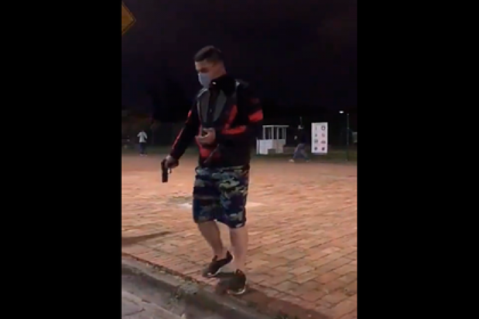 Толпа напала на полицейского в Колумбии