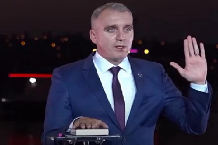 Украинский мэр поклялся на Библии в непричастности к коррупции