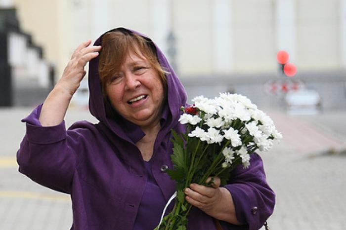 В квартиру Алексиевич пытались попасть неизвестные