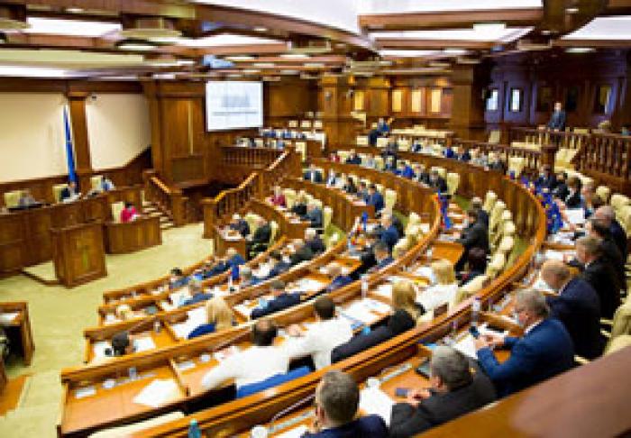В НАЧАЛЕ ПЛЕНАРНОГО ЗАСЕДАНИЯ ПАРЛАМЕНТСКОЕ БОЛЬШИНСТВО ОТКЛОНИЛО ВСЕ ПРЕДЛОЖЕНИЯ ОППОЗИЦИИ ПО ПОВЕСТКЕ ДНЯ