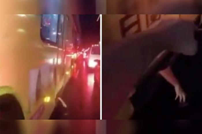 Высунувшаяся из днища автобуса рука напугала мотоциклиста и попала на видео