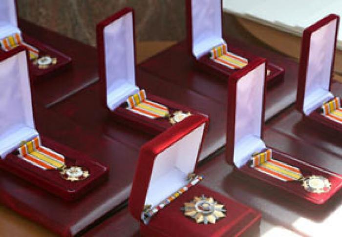 В ЗАВЕРШЕНИИ СВОЕГО МАНДАТА, ПРЕЗИДЕНТ ИГОРЬ ДОДОН ВРУЧАЕТ НАГРАДЫ ПРОКУРОРАМ, ЧИНОВНИКАМ, АРТИСТАМ