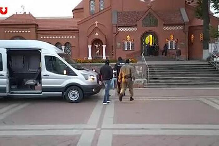 Задержание белорусок неизвестными в балаклавах попало на видео