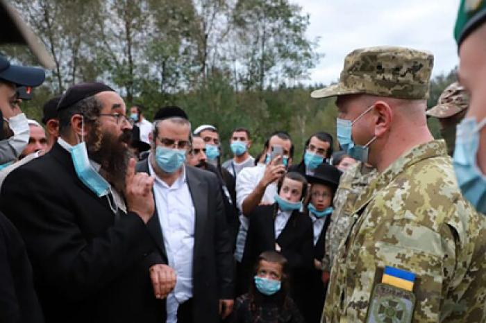 Застрявших на границе с Украиной паломников-хасидов накормили кошерной пищей
