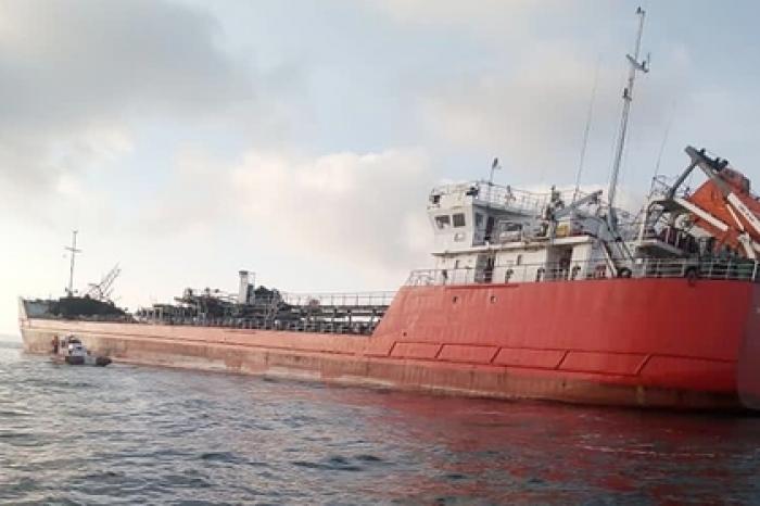 Аварийный российский танкер в Азовском море отбуксовали на стоянку