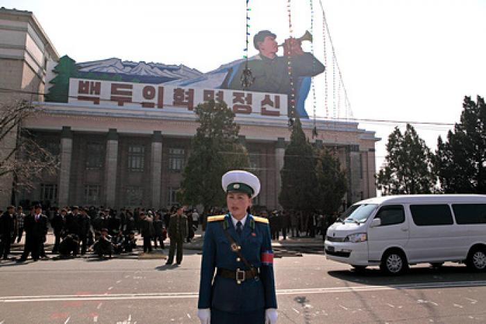 Автора критикующего Ким Чен Ына граффити поищут по почерку