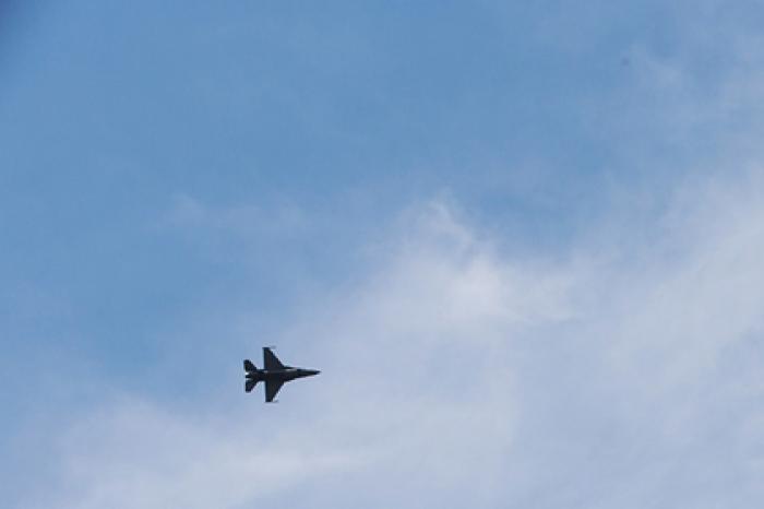 Истребитель F-16 перехватил самолет над митингом Трампа