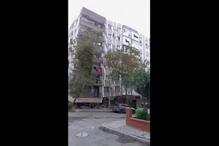 Момент обрушения многоэтажки в Турции попал на видео