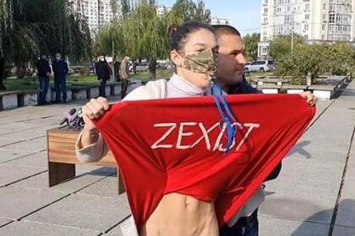 На Украине девушка задрала юбку перед пытавшимся проголосовать Зеленским