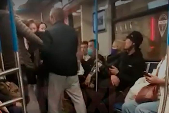 Пассажир московского метро избил покашлявшую женщину без маски и попал на видео