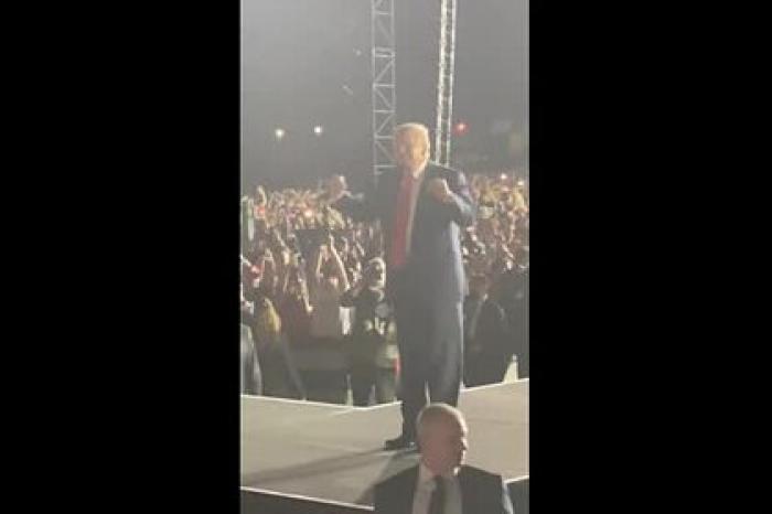 Появилось видео зажигательного танца Трампа под Y.M.C.A.
