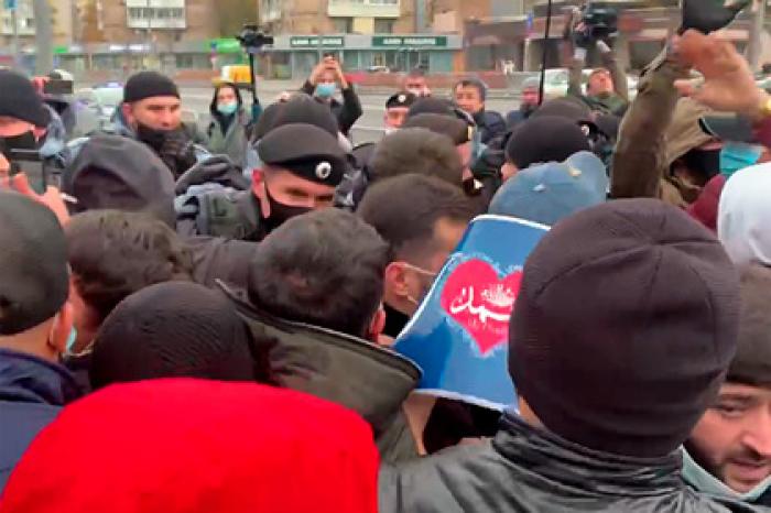 Противостояние мусульман и силовиков у дипмиссии Франции в Москве сняли на видео