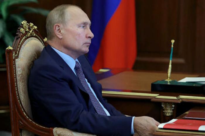 Путин поздравил Меркель с Днем германского единства