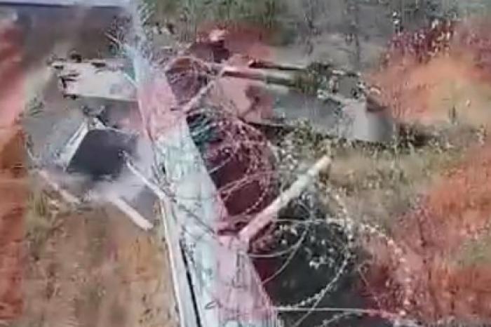 Пьяные российские солдаты на БМП пробились на территорию аэропорта