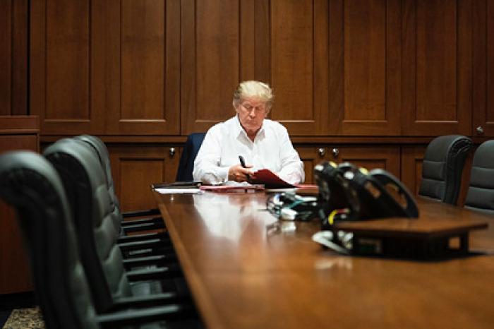 Работу Трампа в госпитале сочли фикцией