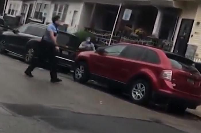 Расстрел американскими полицейскими темнокожего попал на видео и вызвал протесты
