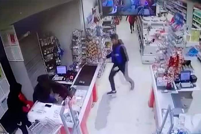 Российский кассир отбился от грабителей жвачкой, попал на видео и прослыл героем