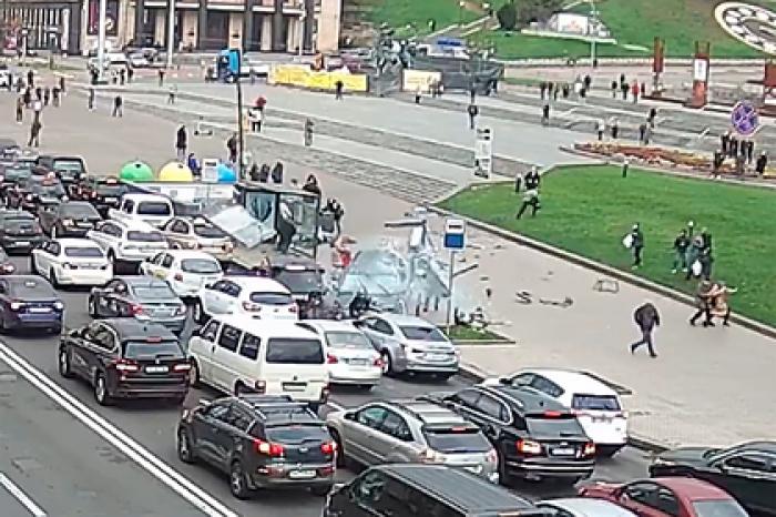 Внедорожник въехал в толпу на майдане Незалежности