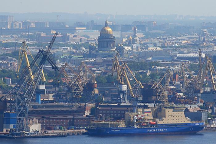 В Петербурге объяснили новые меры против COVID-19 фразой «после 23:00 есть вредно»