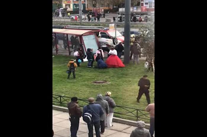 В Петербурге свадебный автомобиль влетел в остановку с людьми и перевернулся