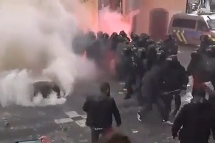 Нападения сегодня. Нападение в Праге на протестующих. Хомс столкнлвения с полицией.