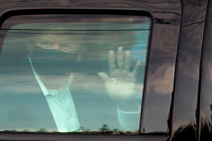 Врач раскритиковал Трампа за поездку из больницы к сторонникам