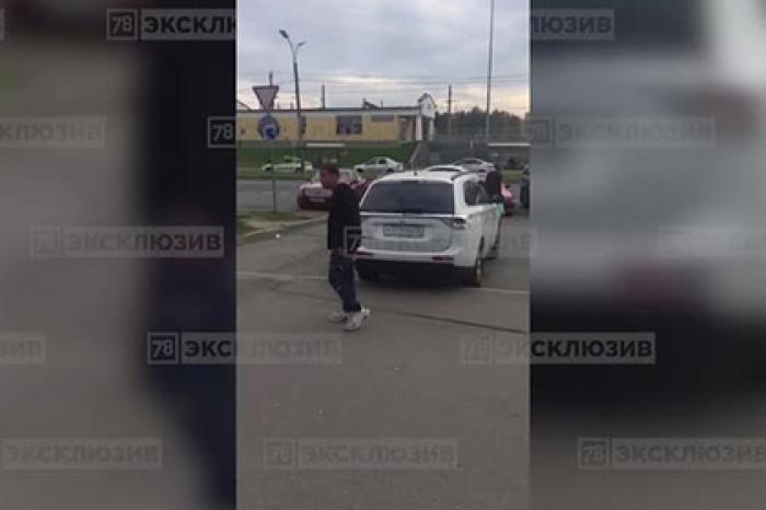 Врач с пистолетом напал на россиянку с ребенком и попал на видео