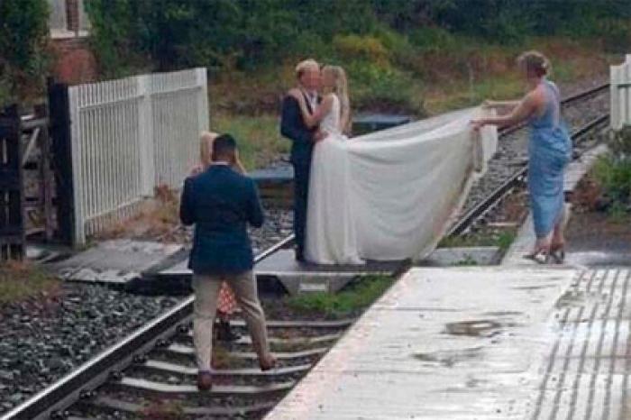 Жених и невеста устроили свадебную фотосъемку и попали в скандал