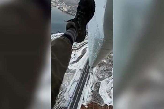 Альпинист с 300-метровой высоты показал на видео очистку Русского моста от льда