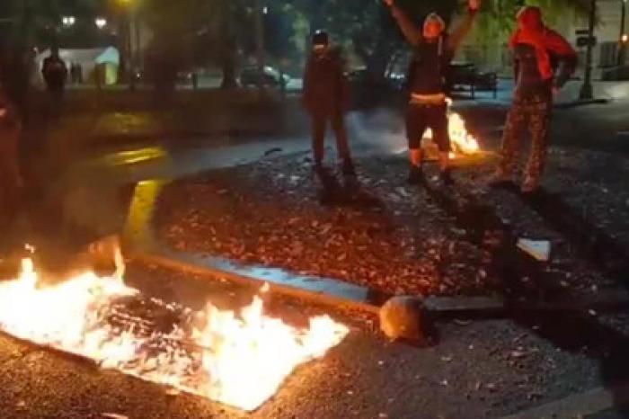 Американцы прокляли Трампа и сожгли флаг США в Портленде