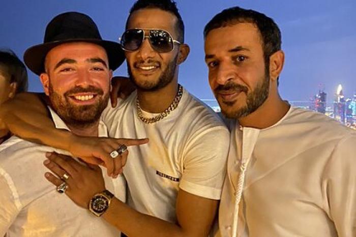 Арабский певец сфотографировался с евреем и попал под суд