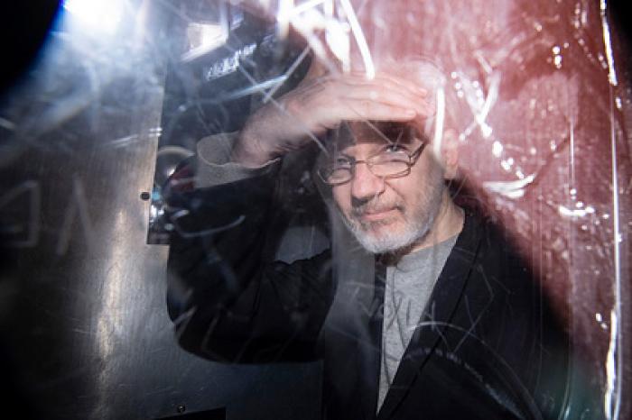 Ассанж испугался вспышки коронавируса в тюрьме и не пришел на судебные слушания