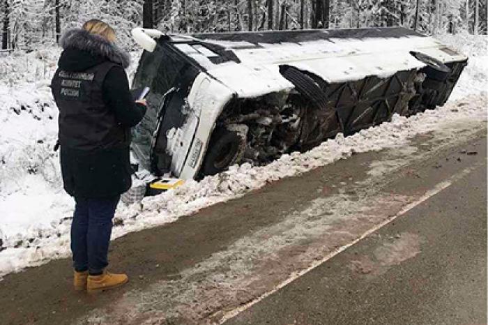 Автобус с рабочими перевернулся на российской трассе