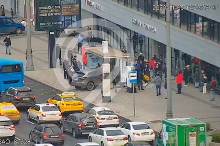 Автомобиль протаранил остановку с людьми в центре Москвы и попал на видео