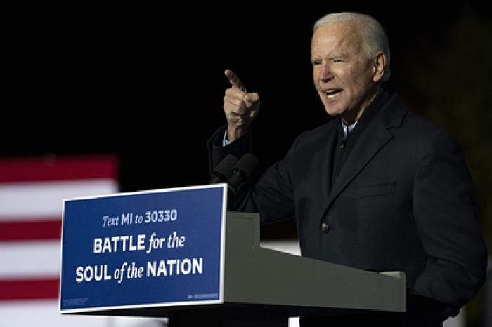 Байден впервые вырвался вперед в решающем штате
