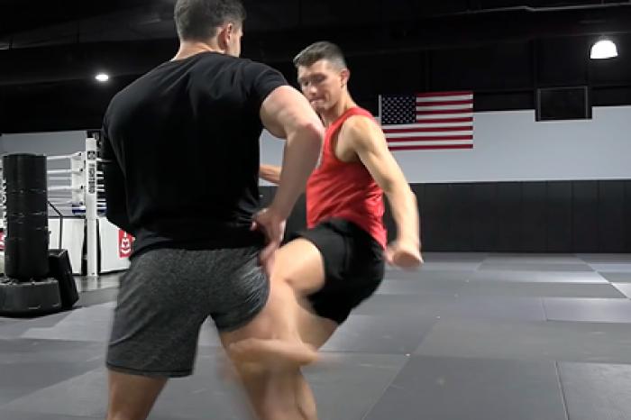 Боец UFC отбил ногу бодибилдеру и заставил его упасть от боли
