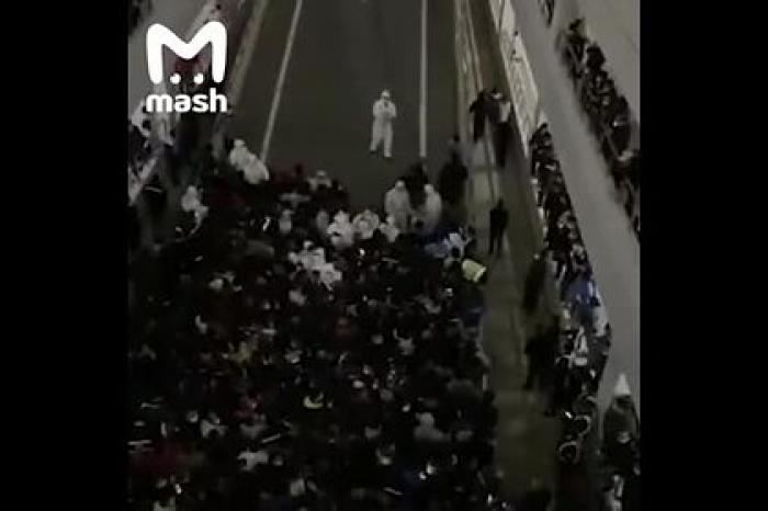 Давка в китайском аэропорту из-за одного заразившегося COVID-19 попала на видео