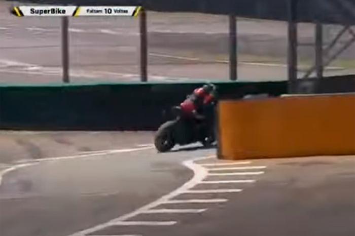Гибель бразильского мотогонщика во время соревнований попала на видео