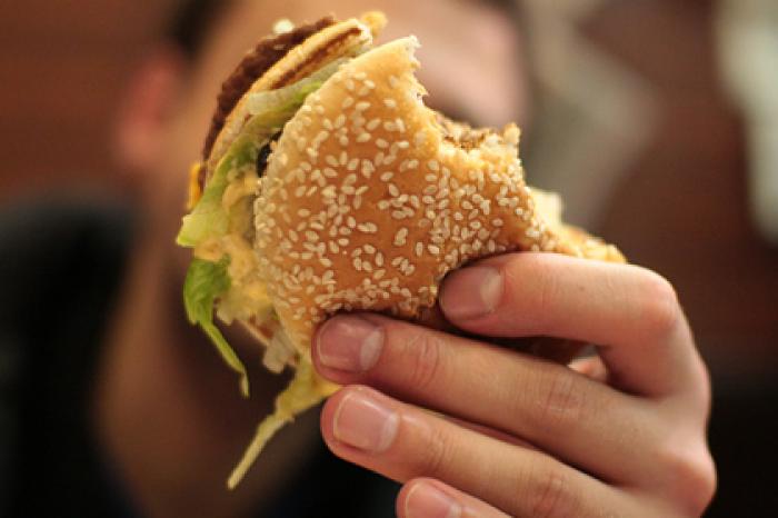 Инфекционист развеял миф о «правиле пяти секунд» при падении еды