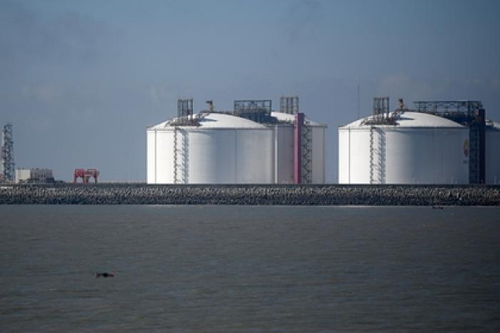 Китай начал скупать нефть и газ