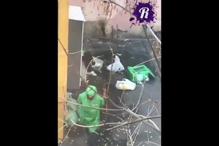 Копавшиеся в мусоре российские курьеры попали на видео