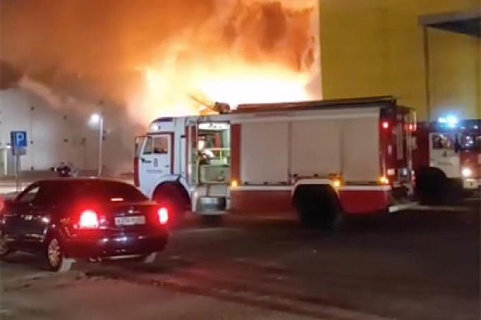 Крупный пожар в торговом центре в Рязани попал на видео